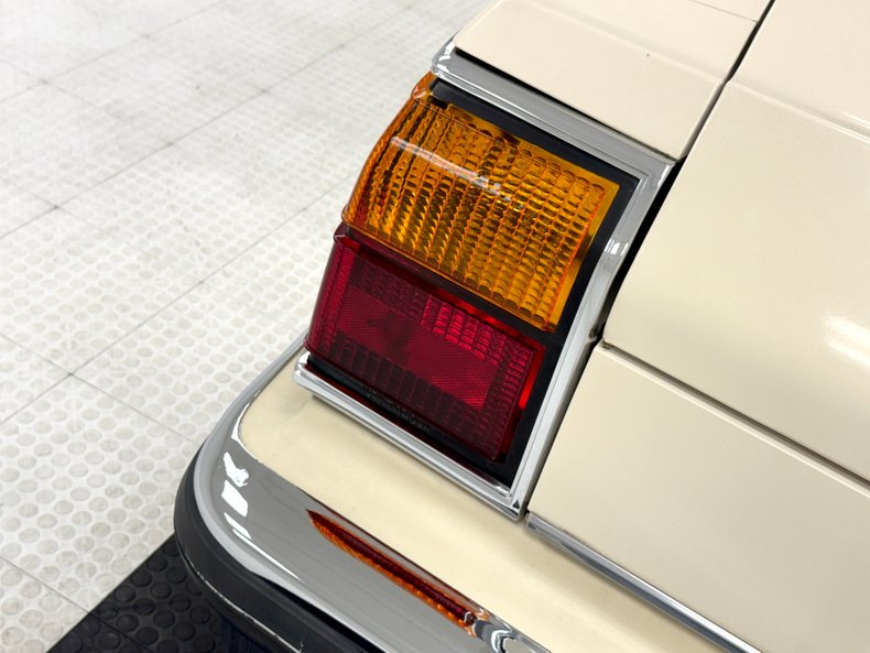 Oldsmobile-Delta-88-1984-Frost-Beige-Brown-23