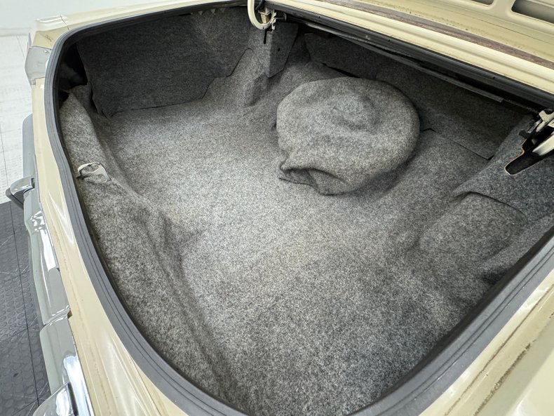 Oldsmobile-Delta-88-1984-Frost-Beige-Brown-34
