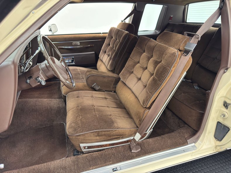 Oldsmobile-Delta-88-1984-Frost-Beige-Brown-37
