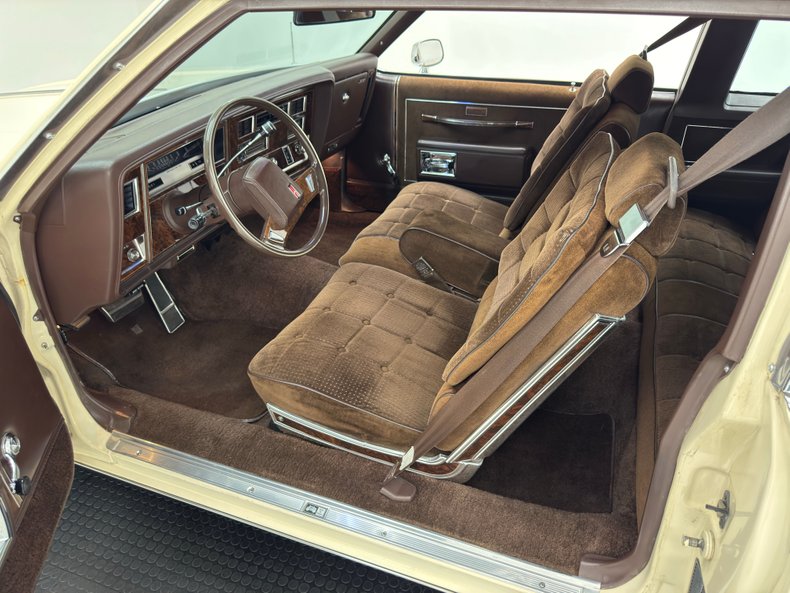Oldsmobile-Delta-88-1984-Frost-Beige-Brown-38