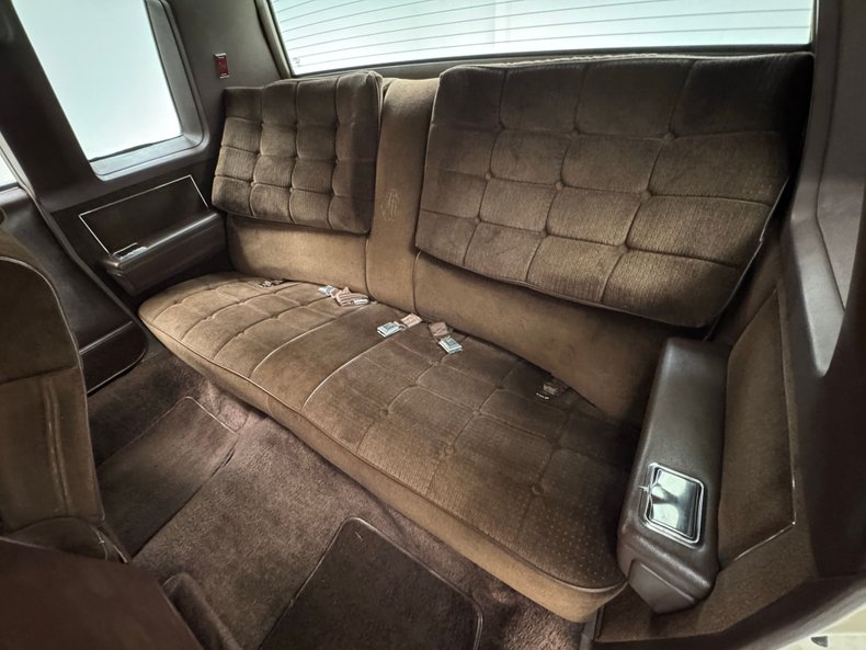 Oldsmobile-Delta-88-1984-Frost-Beige-Brown-39