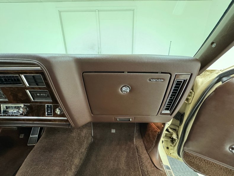 Oldsmobile-Delta-88-1984-Frost-Beige-Brown-48