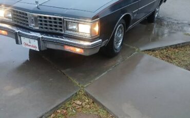 Oldsmobile-Delta-88-1985-1