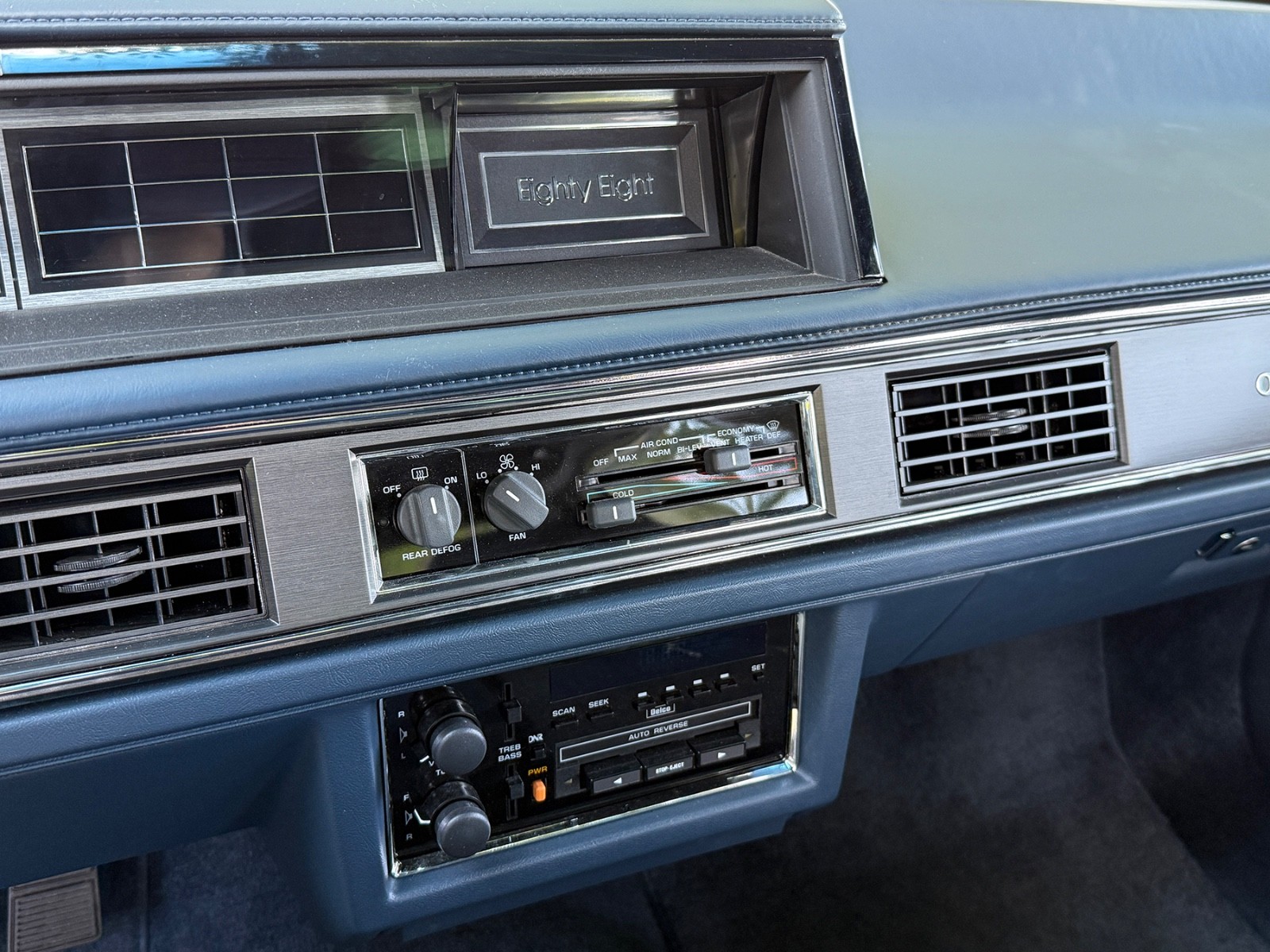 Oldsmobile-Eighty-Eight-1990-Sedan-14