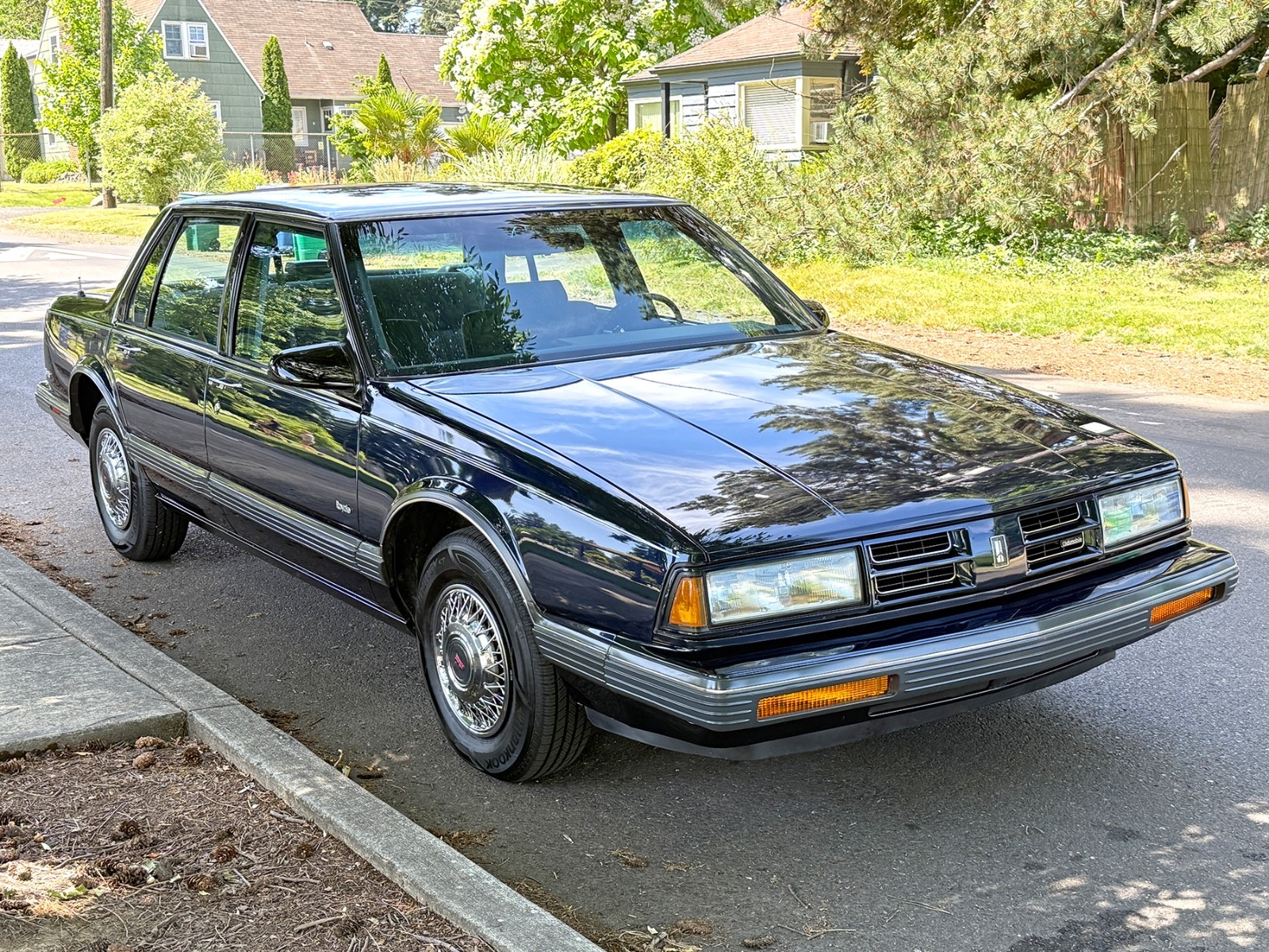 Oldsmobile-Eighty-Eight-1990-Sedan-2