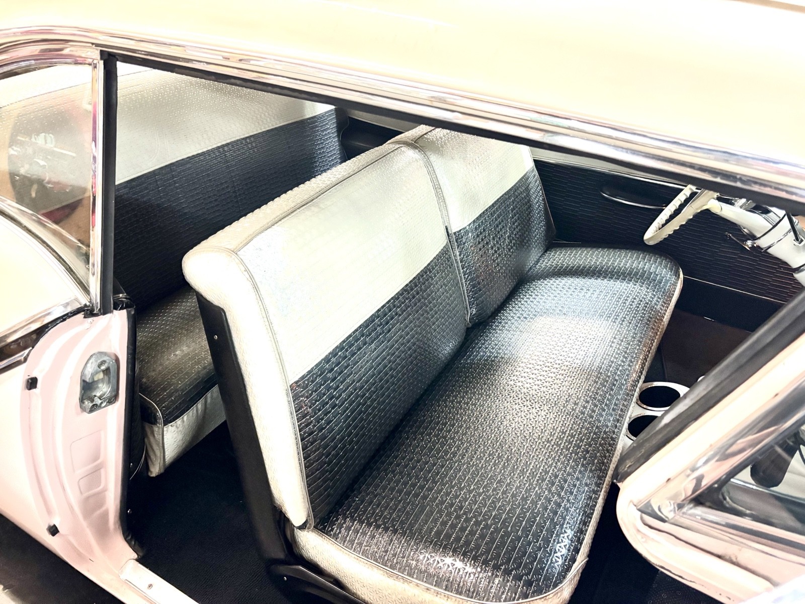 Oldsmobile-Golden-Rocket-1957-17