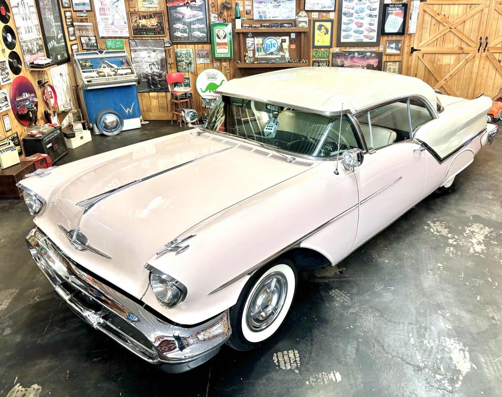 Oldsmobile-Golden-Rocket-1957