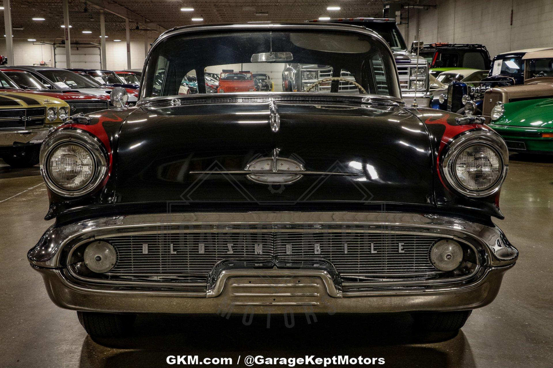 Oldsmobile-Golden-rocket-88-1957-Black-Red-34