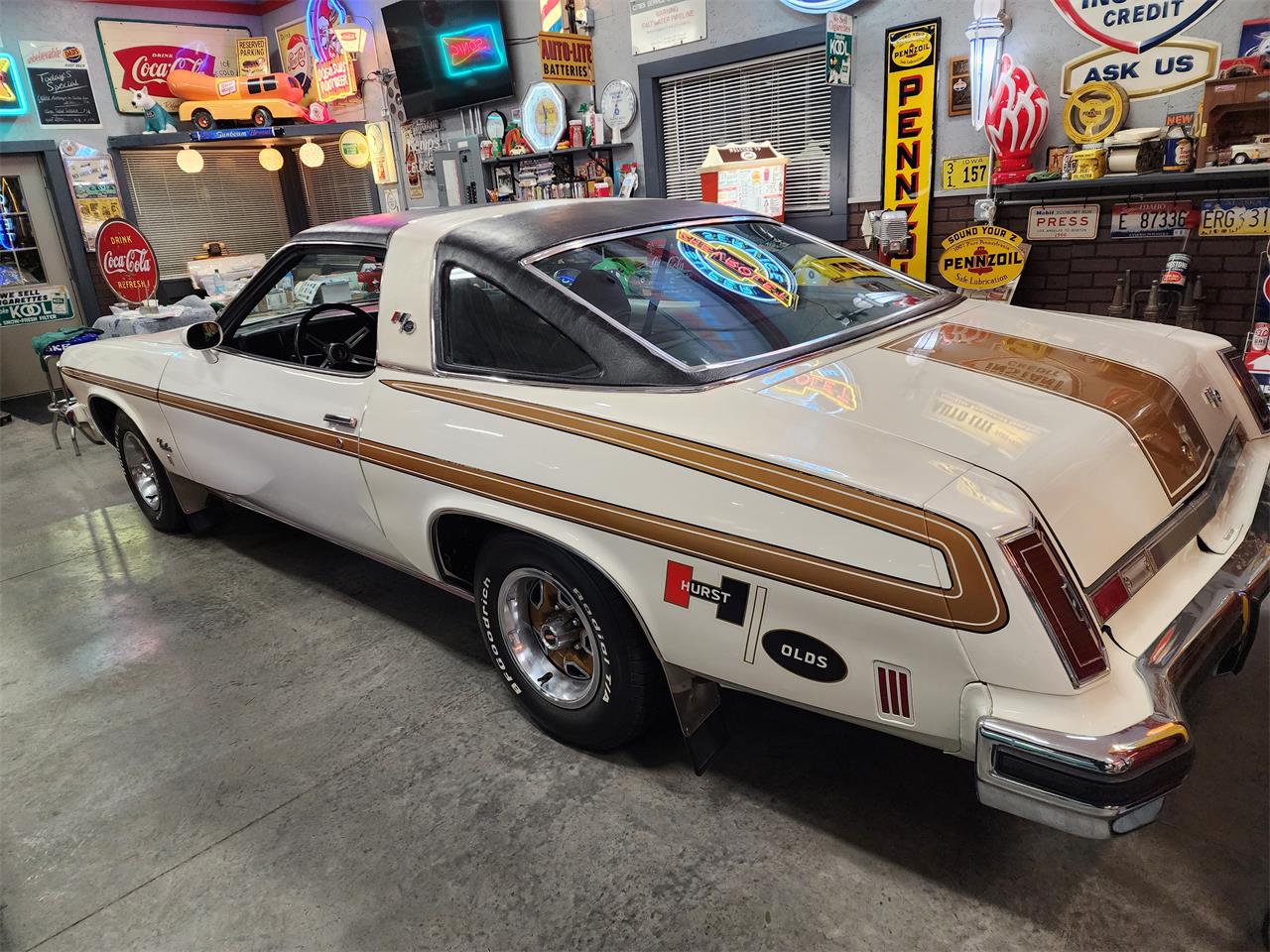 Oldsmobile-Hurst-1974-White-Black-1