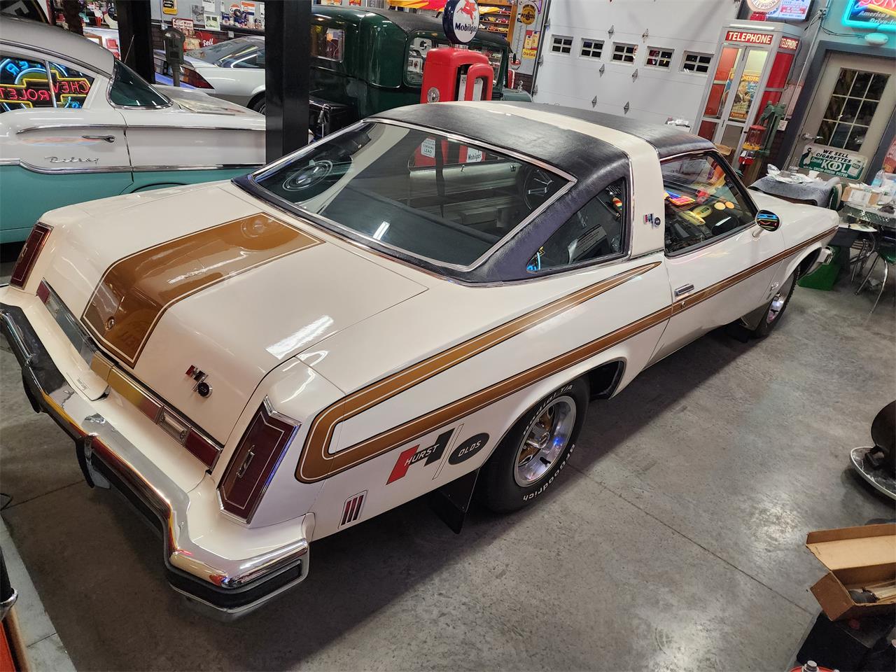 Oldsmobile-Hurst-1974-White-Black-10