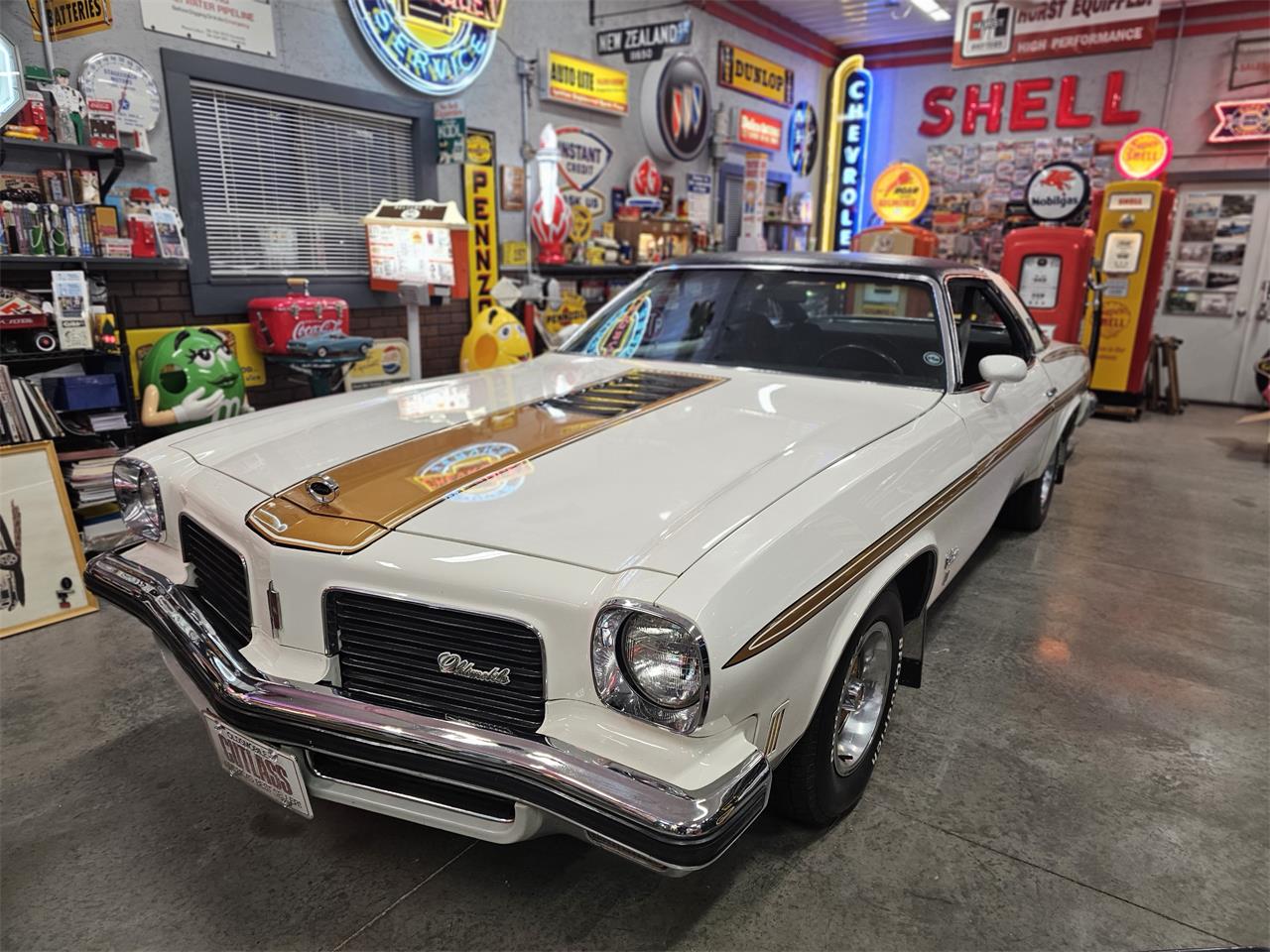 Oldsmobile-Hurst-1974-White-Black-2