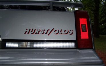 Oldsmobile-Hurst-1984-Silver-Red-1