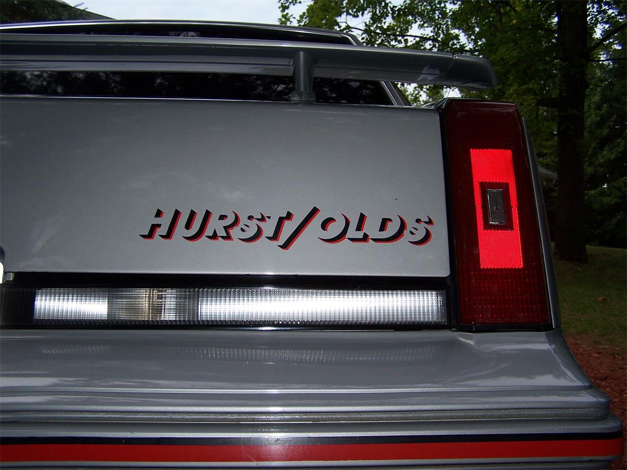Oldsmobile-Hurst-1984-Silver-Red-1