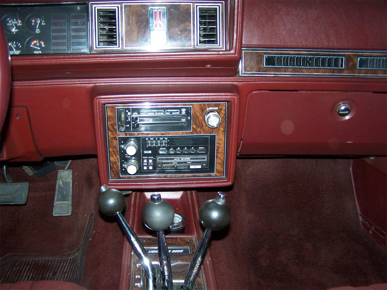 Oldsmobile-Hurst-1984-Silver-Red-2