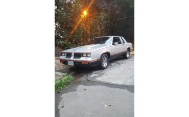 Oldsmobile-Hurst-1984-Silver-Red-3