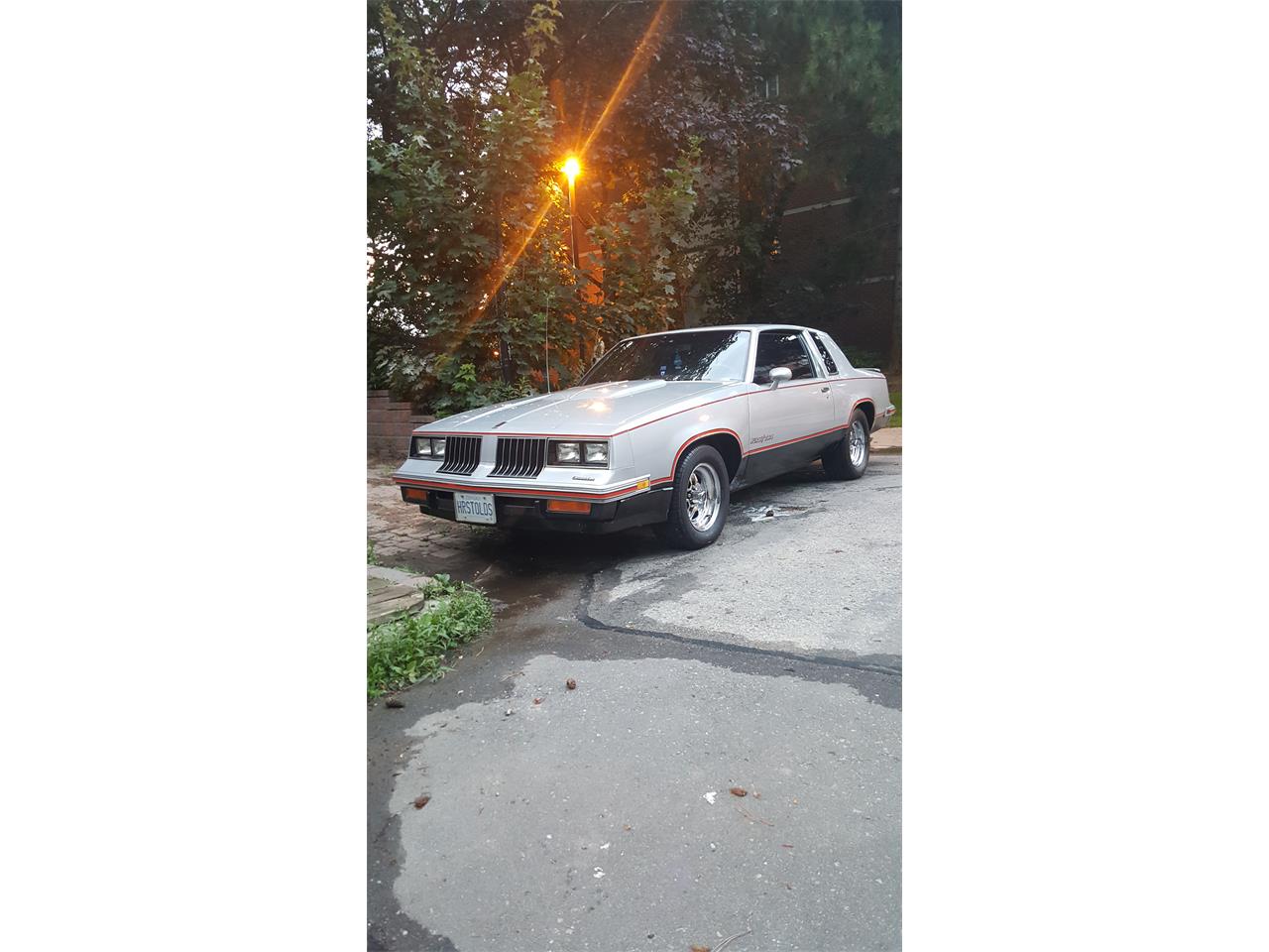 Oldsmobile-Hurst-1984-Silver-Red-3