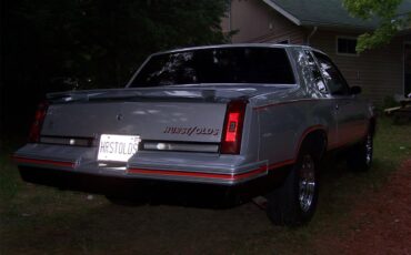 Oldsmobile-Hurst-1984-Silver-Red