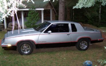 Oldsmobile-Hurst-1984-Silver-Red-4