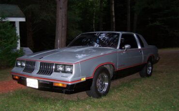 Oldsmobile-Hurst-1984-Silver-Red-5