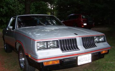 Oldsmobile-Hurst-1984-Silver-Red-6