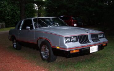 Oldsmobile-Hurst-1984-Silver-Red-7