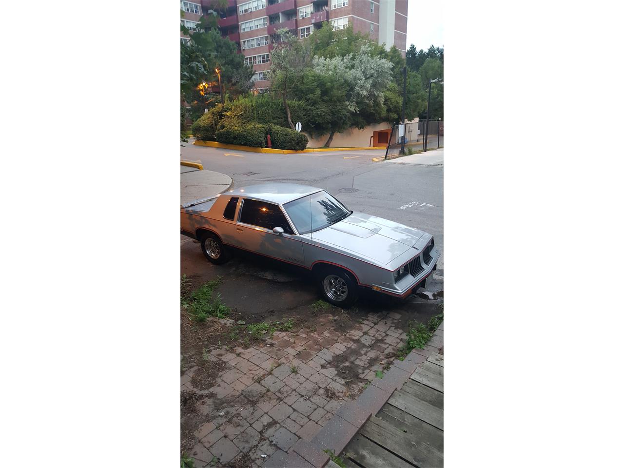 Oldsmobile-Hurst-1984-Silver-Red-8