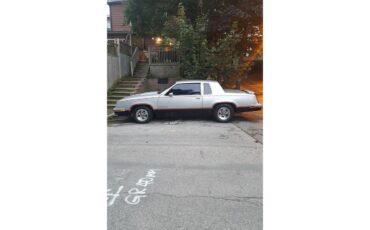Oldsmobile-Hurst-1984-Silver-Red-9