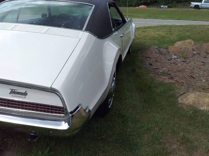 Oldsmobile-Toronado-1967-WhiteBlack-Vinyl-Ro-2