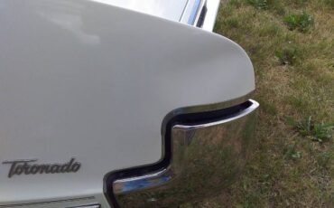 Oldsmobile-Toronado-1967-WhiteBlack-Vinyl-Ro-3