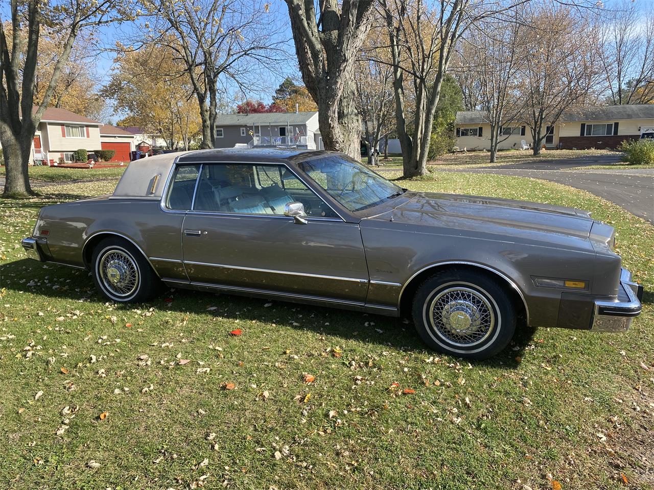 Oldsmobile-Toronado-1984-Gold-Light-Beige-1