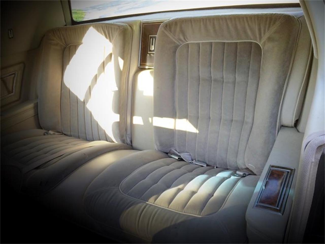 Oldsmobile-Toronado-1984-Gold-Light-Beige-10