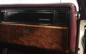Oldsmobile-Toronado-1985-White-Maroon-10