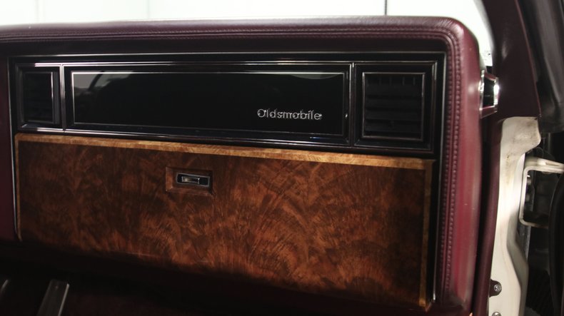 Oldsmobile-Toronado-1985-White-Maroon-10