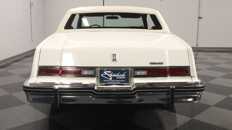 Oldsmobile-Toronado-1985-White-Maroon-11