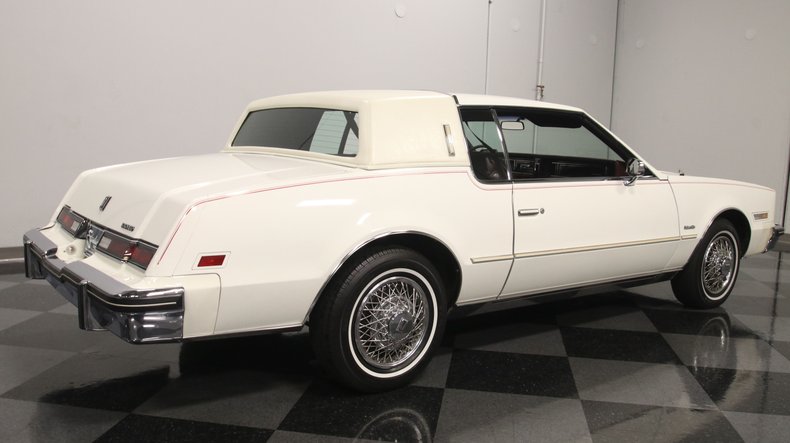 Oldsmobile-Toronado-1985-White-Maroon-14