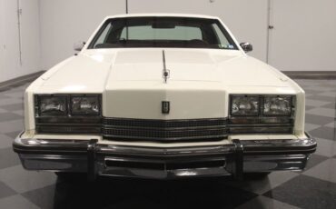 Oldsmobile-Toronado-1985-White-Maroon-18