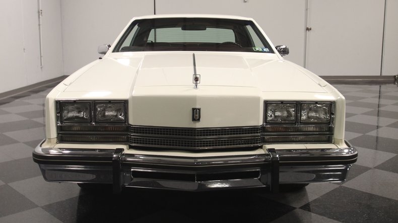 Oldsmobile-Toronado-1985-White-Maroon-18