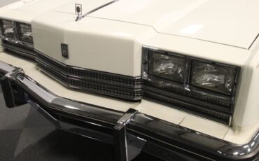 Oldsmobile-Toronado-1985-White-Maroon-21