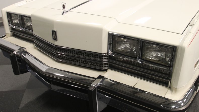 Oldsmobile-Toronado-1985-White-Maroon-21