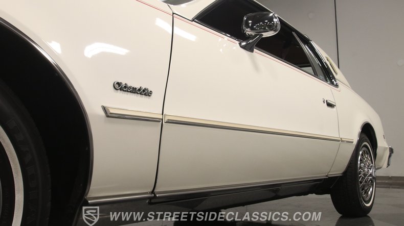 Oldsmobile-Toronado-1985-White-Maroon-22
