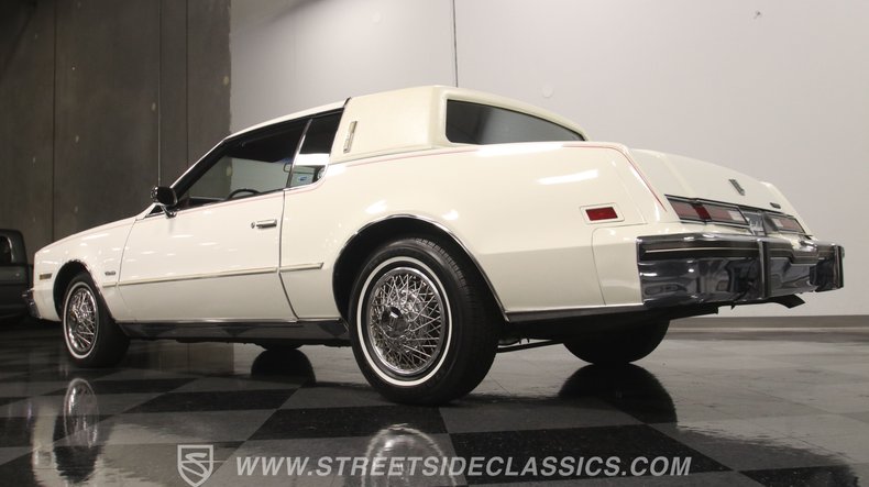 Oldsmobile-Toronado-1985-White-Maroon-25
