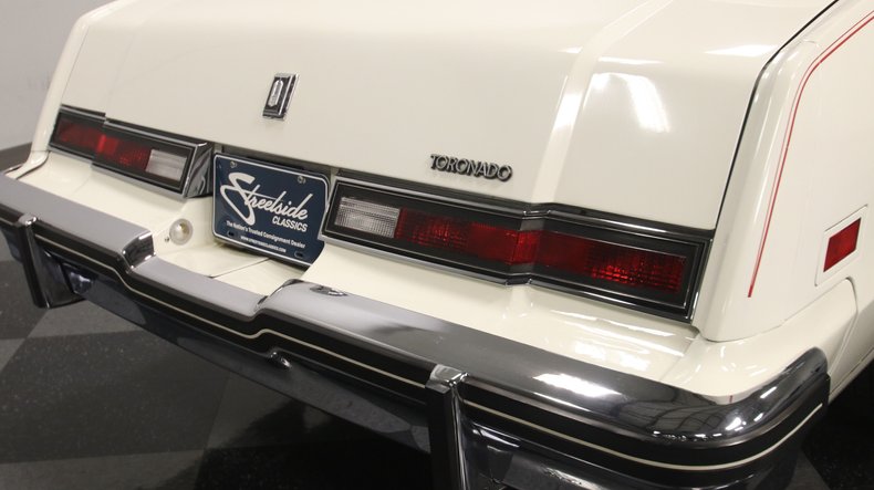 Oldsmobile-Toronado-1985-White-Maroon-27