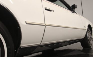 Oldsmobile-Toronado-1985-White-Maroon-28