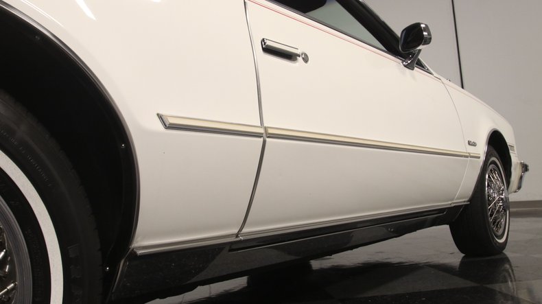 Oldsmobile-Toronado-1985-White-Maroon-28