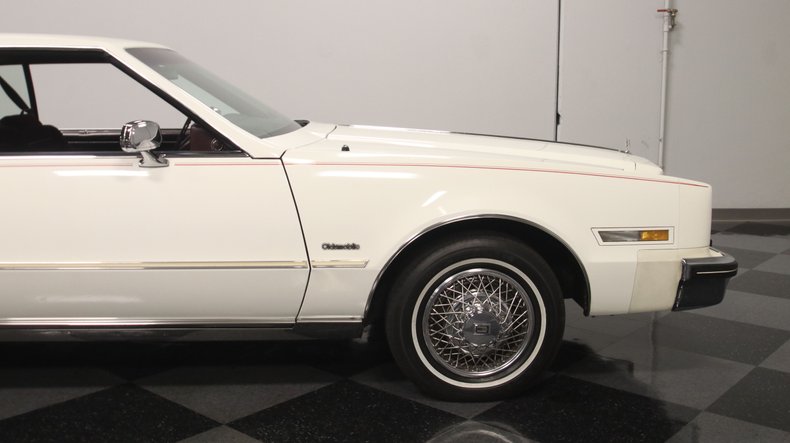 Oldsmobile-Toronado-1985-White-Maroon-30