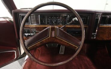 Oldsmobile-Toronado-1985-White-Maroon-37