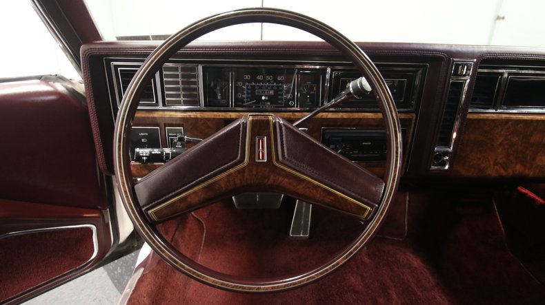 Oldsmobile-Toronado-1985-White-Maroon-37