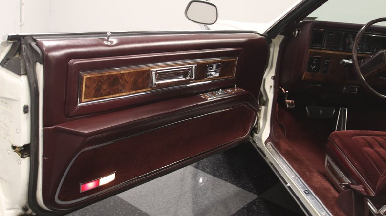 Oldsmobile-Toronado-1985-White-Maroon-41