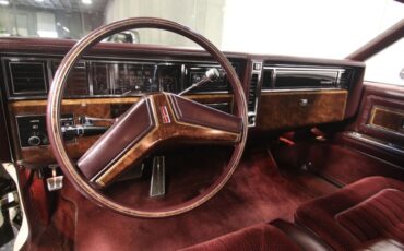 Oldsmobile-Toronado-1985-White-Maroon-42