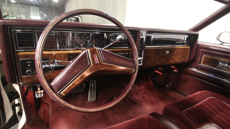 Oldsmobile-Toronado-1985-White-Maroon-42